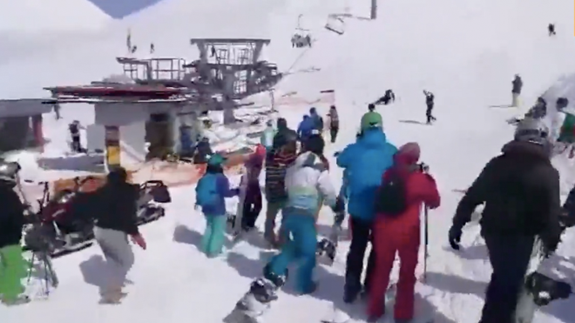 #Video Sillas de esquí salen de control y dejan ocho heridos