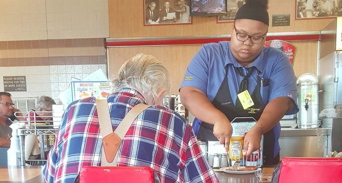 Joven mesera recibe beca por ayudar a hombre de la tercera edad