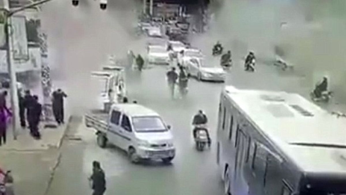 #Video Muere una persona en explosión de tubería de agua en China