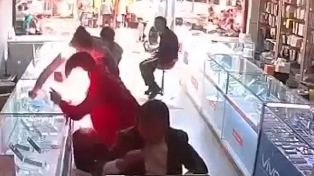 #Video Celular explota a centímetros de la cara de un hombre