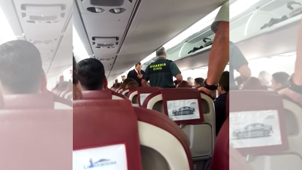 #Video Expulsan a hombre de avión por insultos racistas a sobrecargo