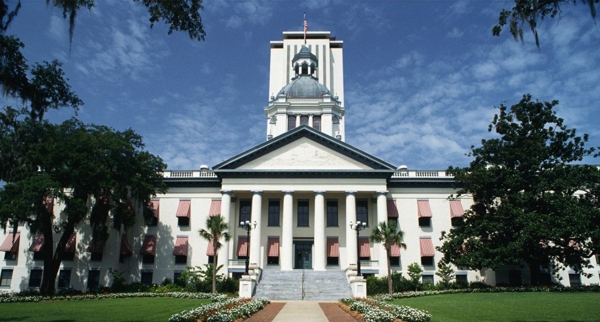 Legisladores de Florida aprueban medidas de control de armas