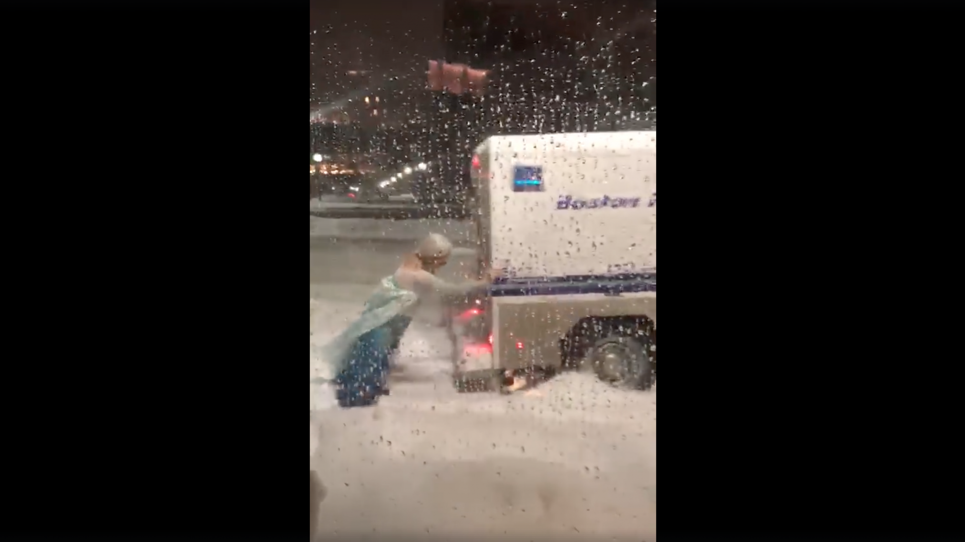 #Video Hombre disfrazado de “Elsa” rescata camioneta atascada en la nieve