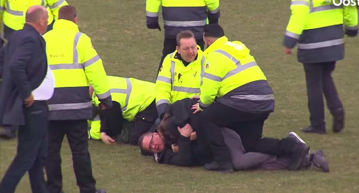 #Video Aficionados golpean a jugadores del equipo rival en Países Bajos