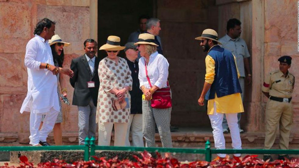 #Video Hillary Clinton resbala dos veces al bajar escaleras en India