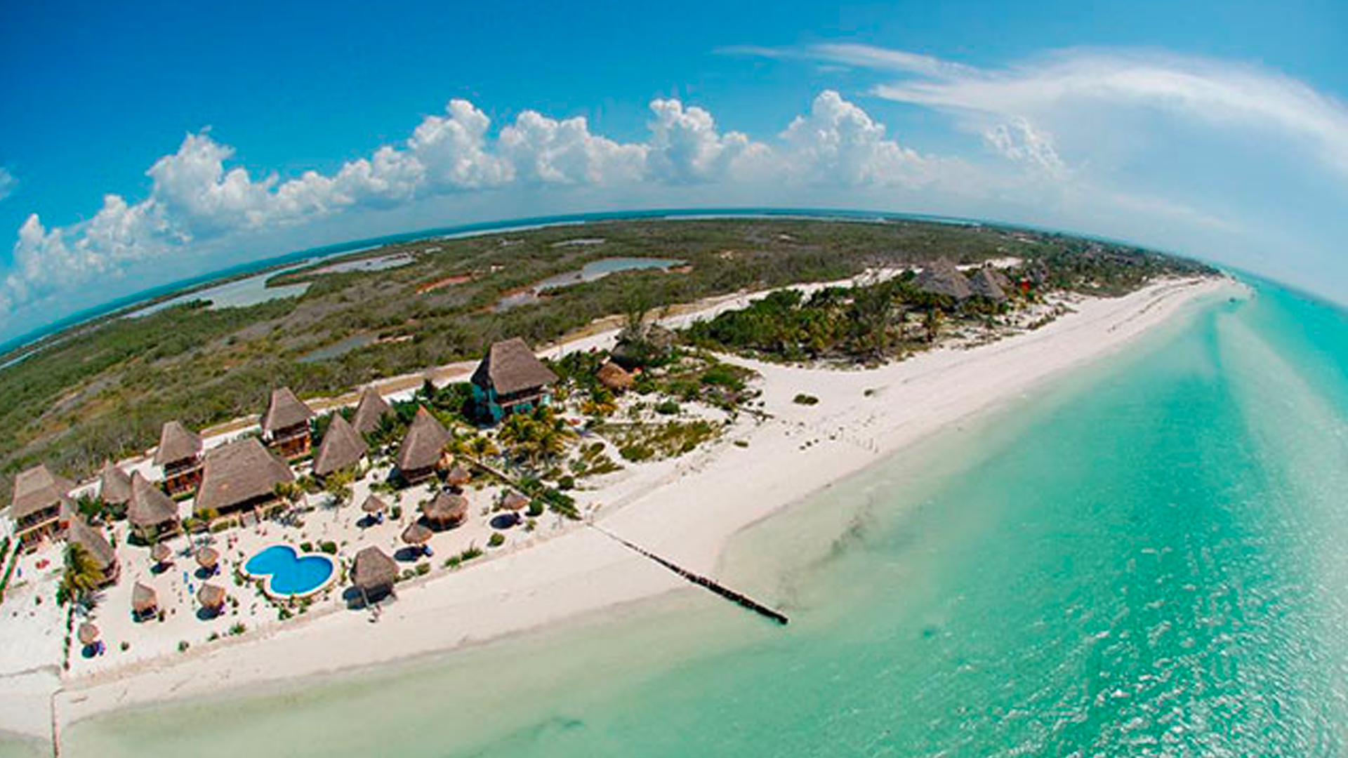 Incendio frente a isla Holbox, Quintana Roo