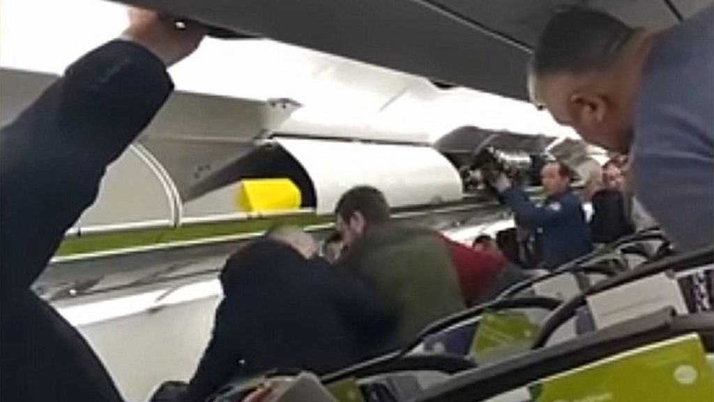 #Video Sujeto agrede a pasajeros durante vuelo en Rusia