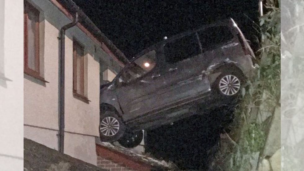 Revocan tres meses permiso de conducir a hombre en Gales por choque