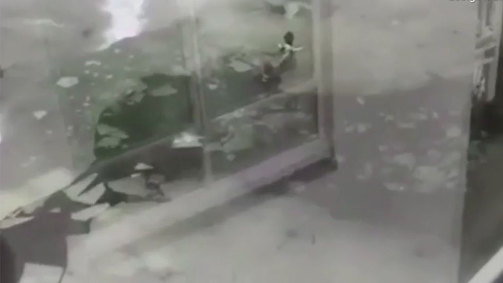 #Video Hombre rescata a perro de canal congelado en Reino Unido