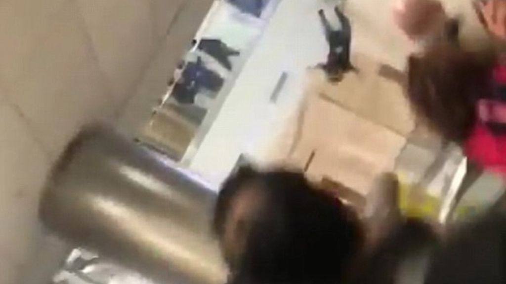 #Video Hombre se lanza de segundo piso en Aeropuerto de Atlanta