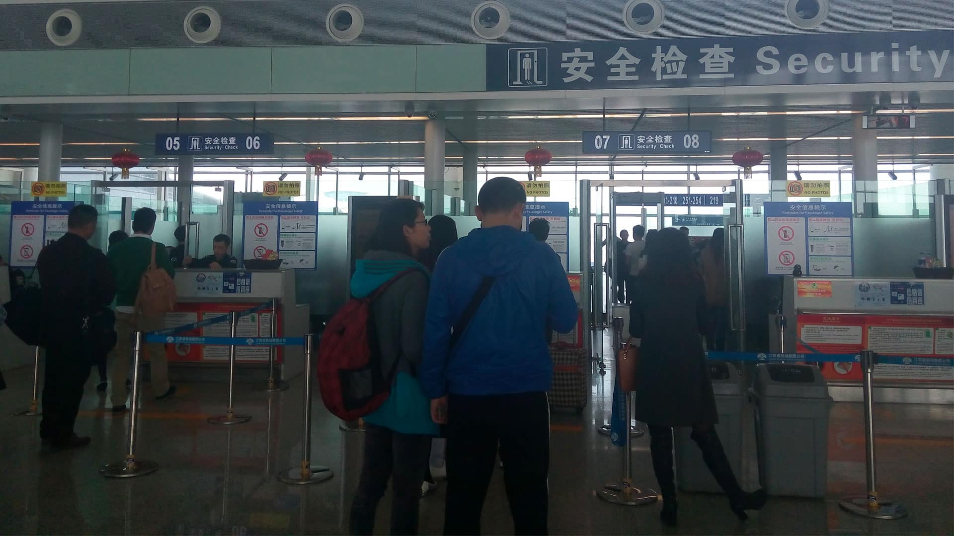 #Video Viento desprende parte del techo de aeropuerto en China