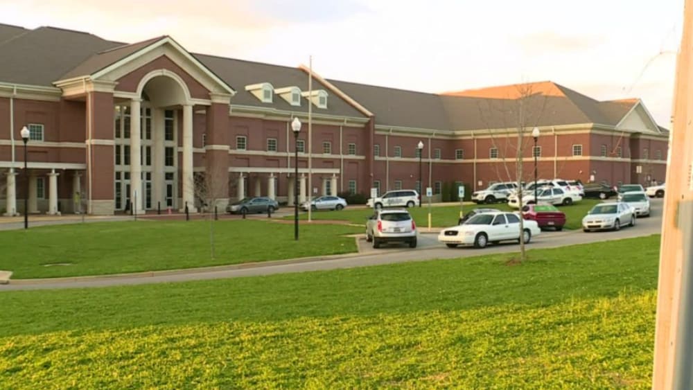 Balacera en secundaria de Alabama dejó una alumna muerta
