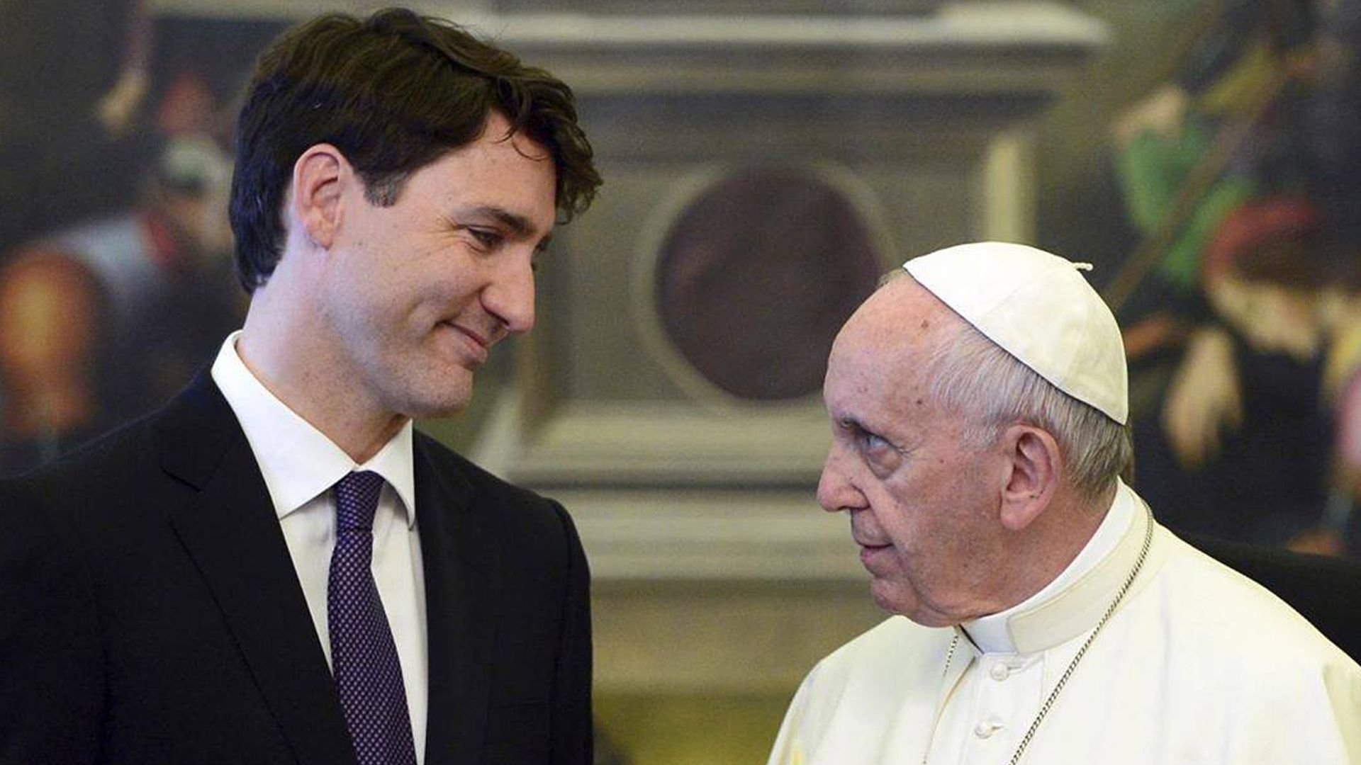 Trudeau lamenta que papa no se disculpe con indígenas