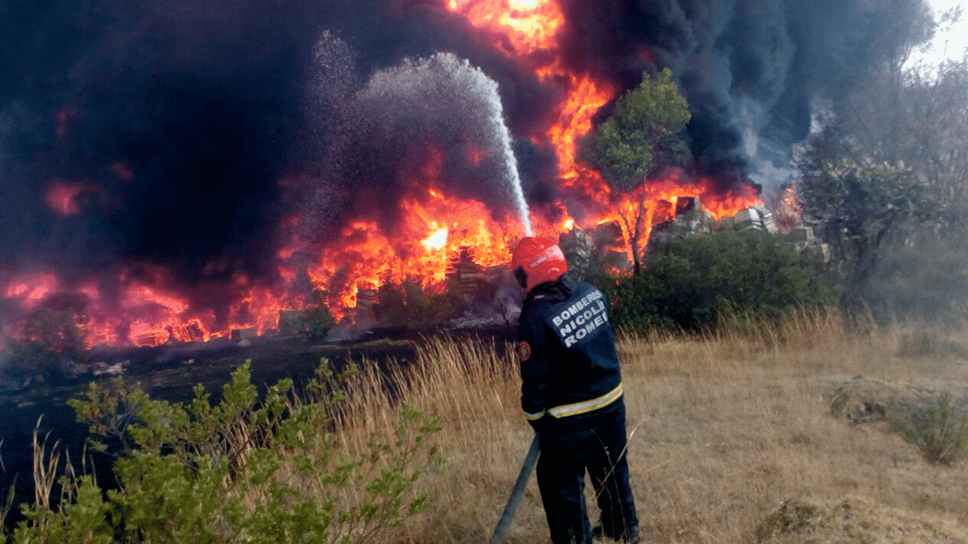 Bomberos sofocan incendio en el Estado de México