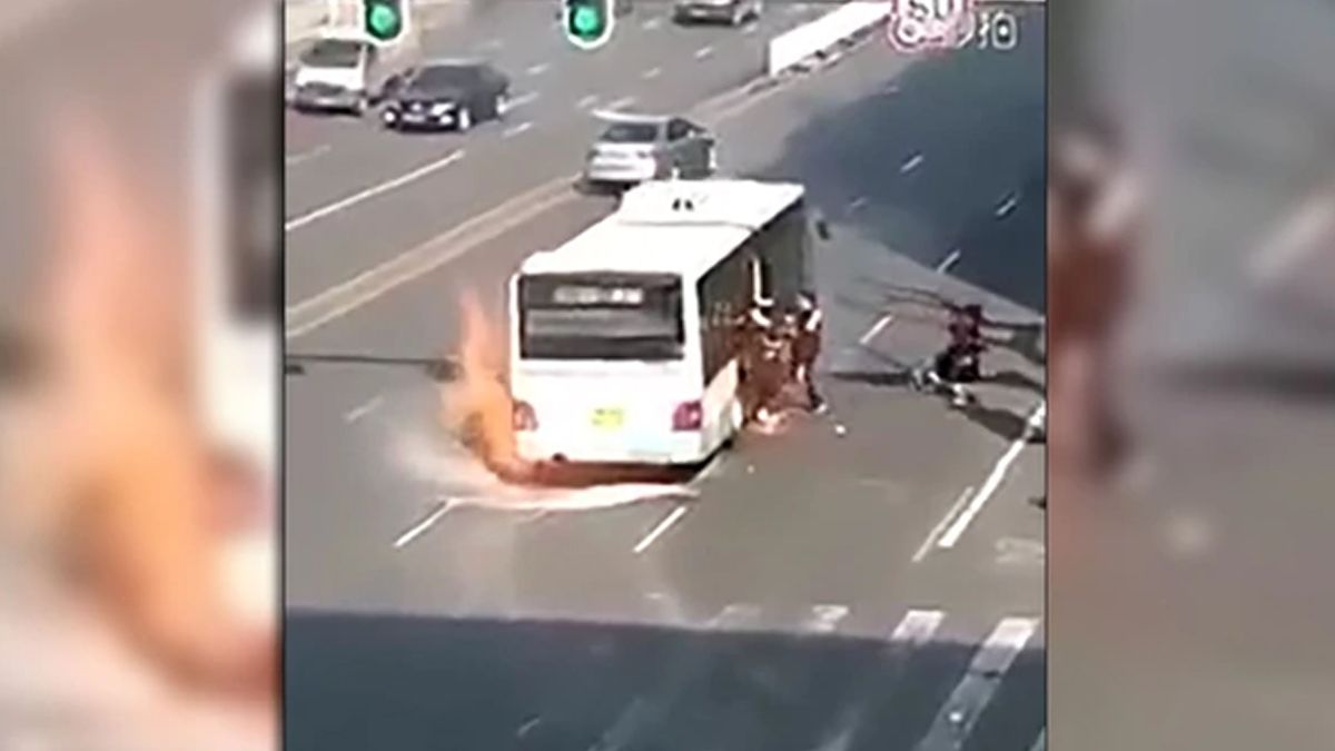 #Video Pasajeros escapan de autobús incendiándose en China