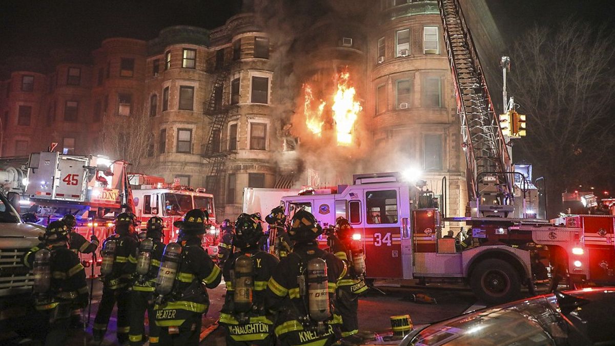 Muere bombero en incendio en set de filmación en Nueva York