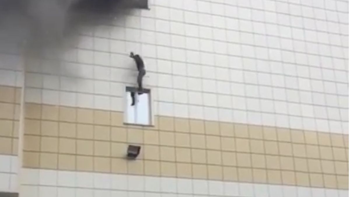 Personas saltan al vacío en incendio de centro comercial en Rusia