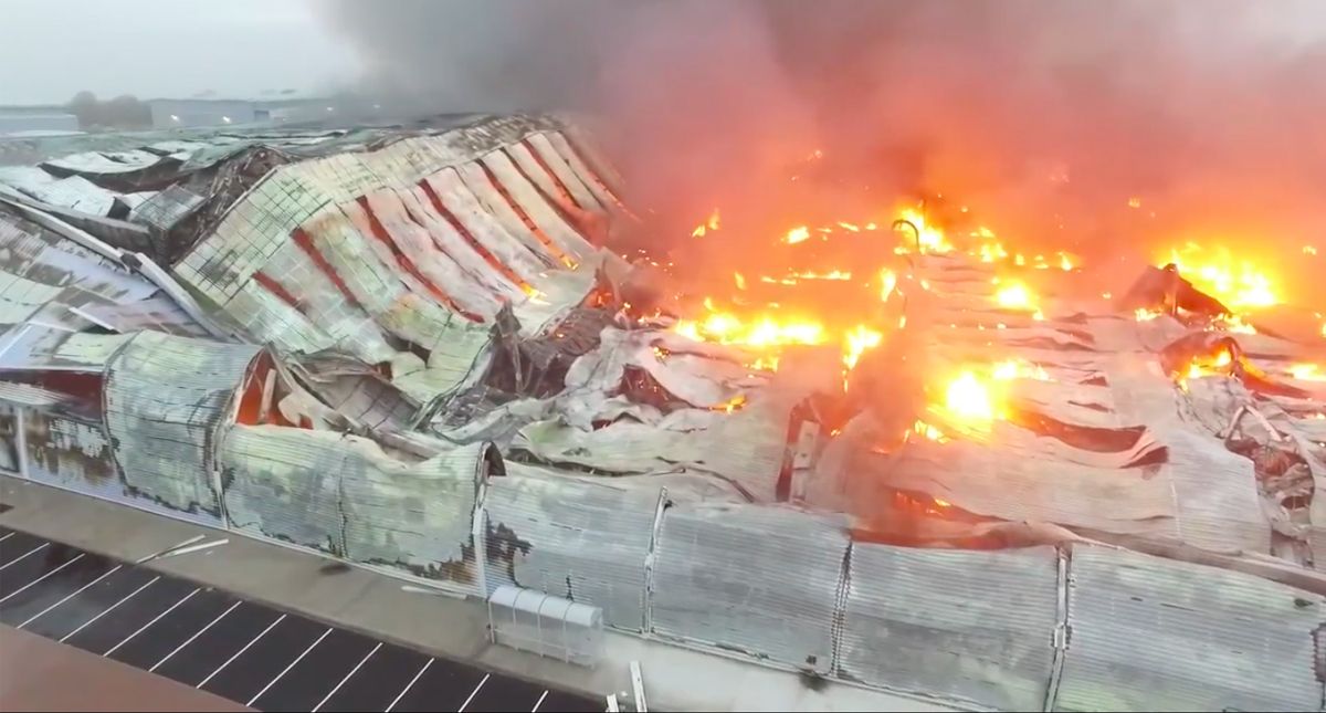 #Video Fuerte incendio azota nave industrial en Inglaterra