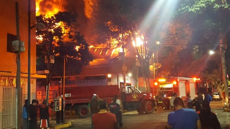 Se incendia empresa de textiles en la Miguel Hidalgo