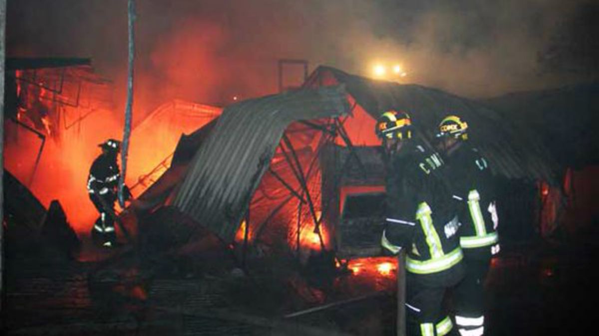 Bomberos extinguen incendio en mercado de Tacuba