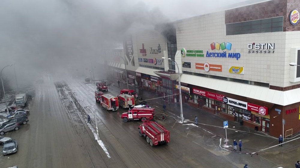 Suman 64 muertos tras incendio en centro comercial de Rusia