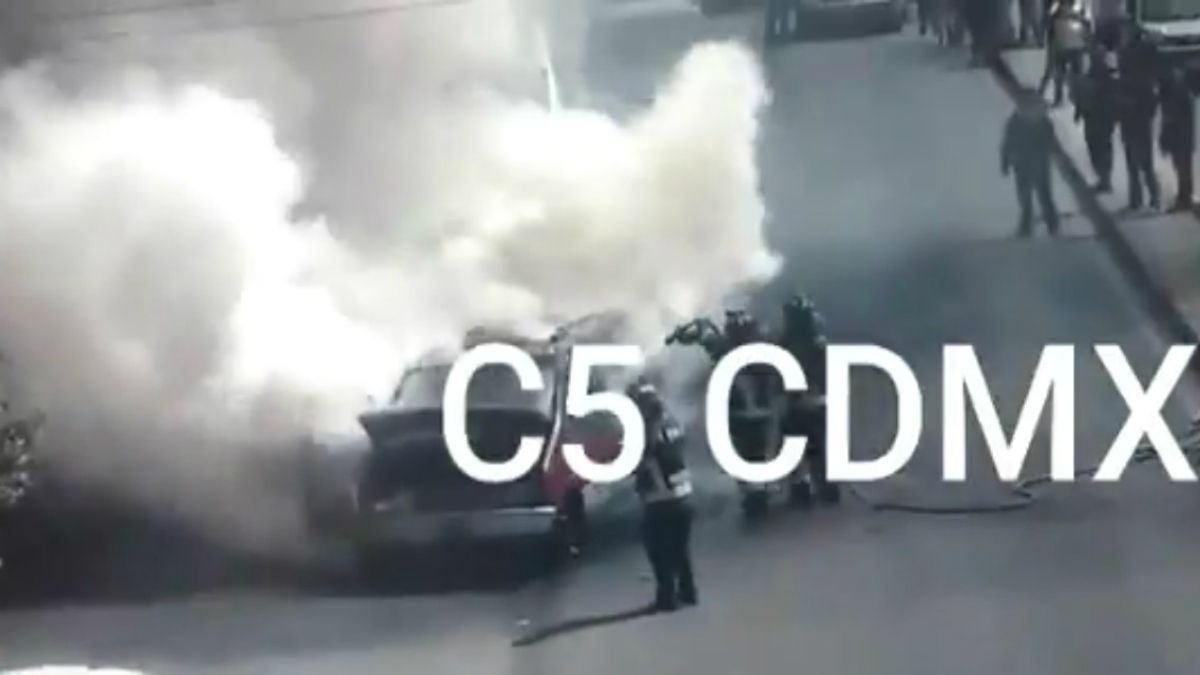 Bomberos sofocan incendio vehicular en Jardín Balbuena