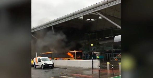 Desalojan aeropuerto en Reino Unido por incendio de autobús