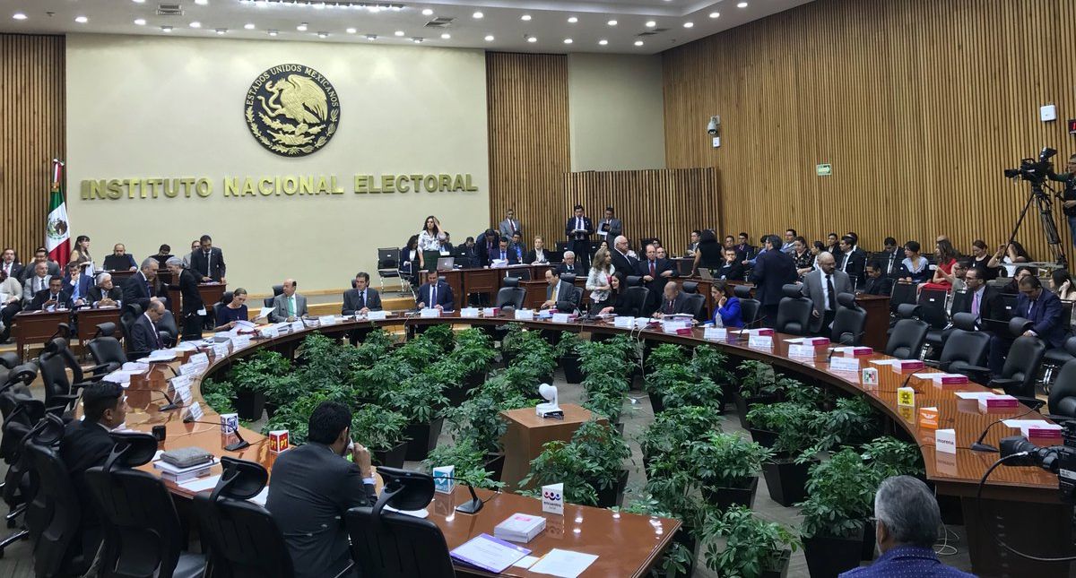 INE defiende sueldos de trabajadores INE defiende sueldos de trabajadores