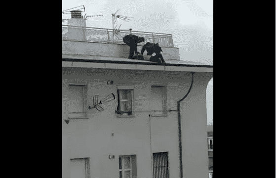 #VIDEO Policías evitan que mujer se suicide