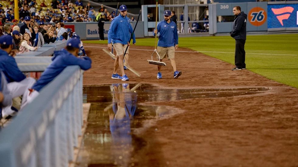 Inundaciones suspenden partido entre Dodgers y Angels