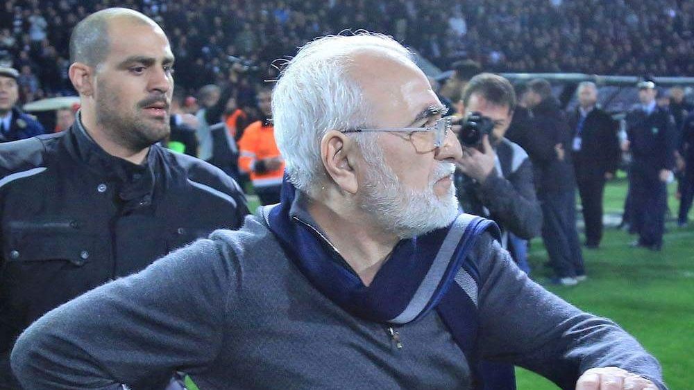 Con pistola en la cintura, presidente del PAOK amenaza a árbitro