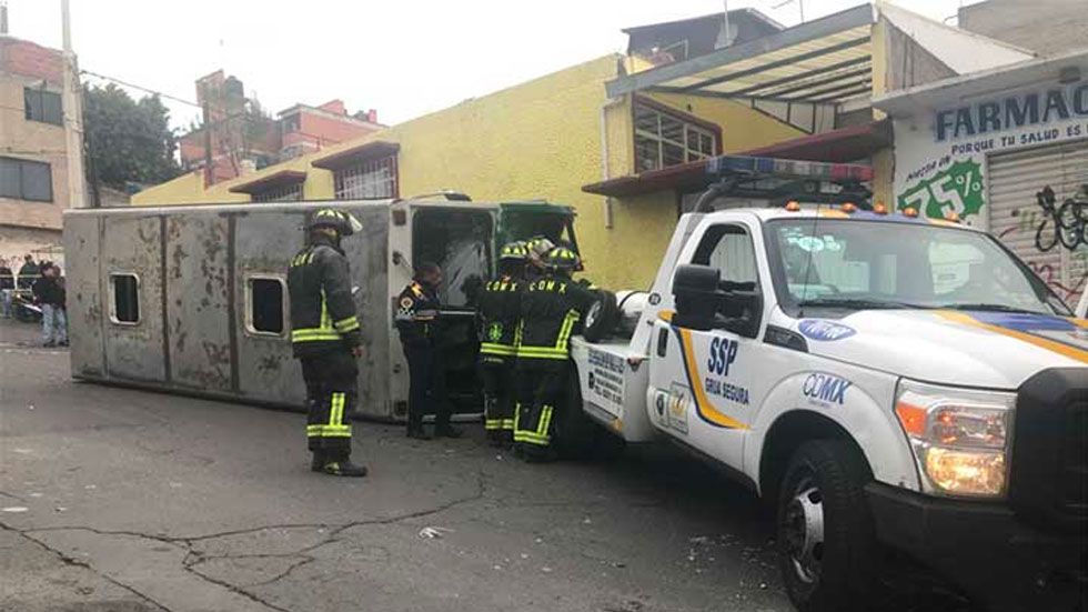 #Video Momento en que microbús se vuelca en Iztapalapa