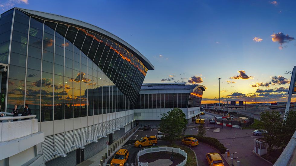 Hombre violento que sería deportado escapa de ICE en aeropuerto de NY