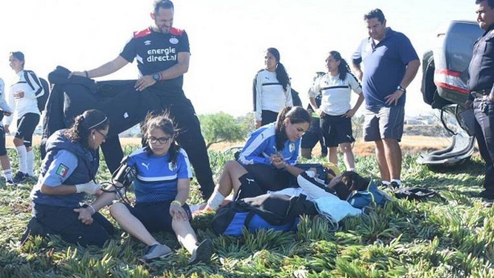 Vuelca auto en el que viajaban jugadoras de Gallos Blancos