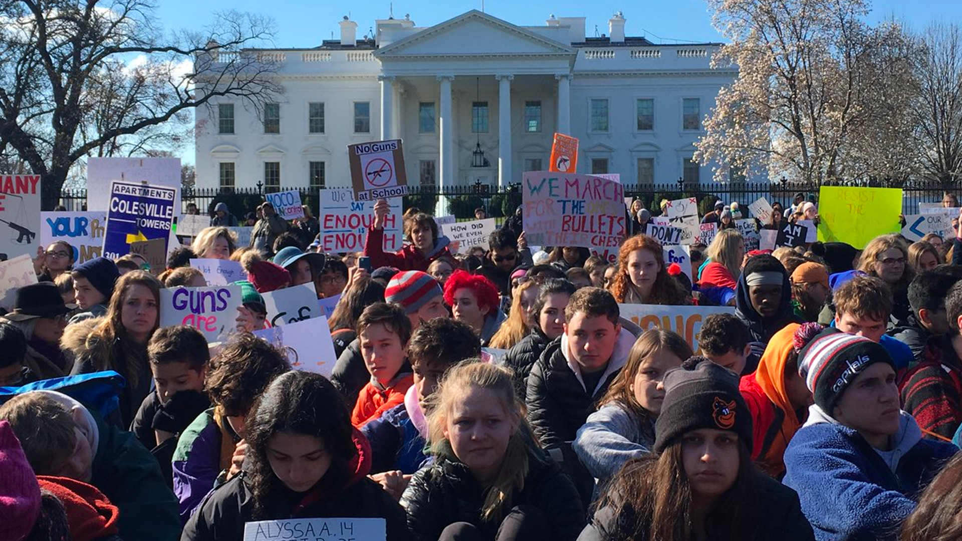 Jóvenes guardan momento de silencio frente a la Casa Blanca