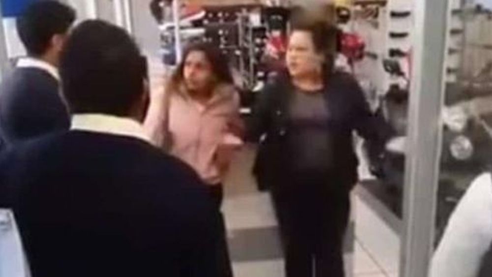 #Video Ladronas escapan tras robar tenis en Coppel