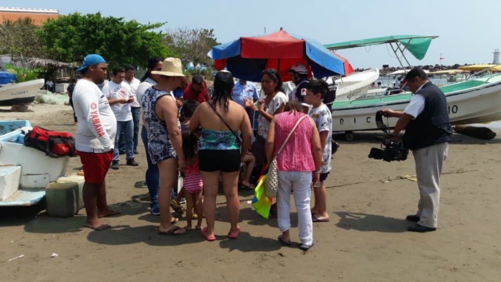 Rescatan a 12 turistas de lancha que se hundía en Veracruz