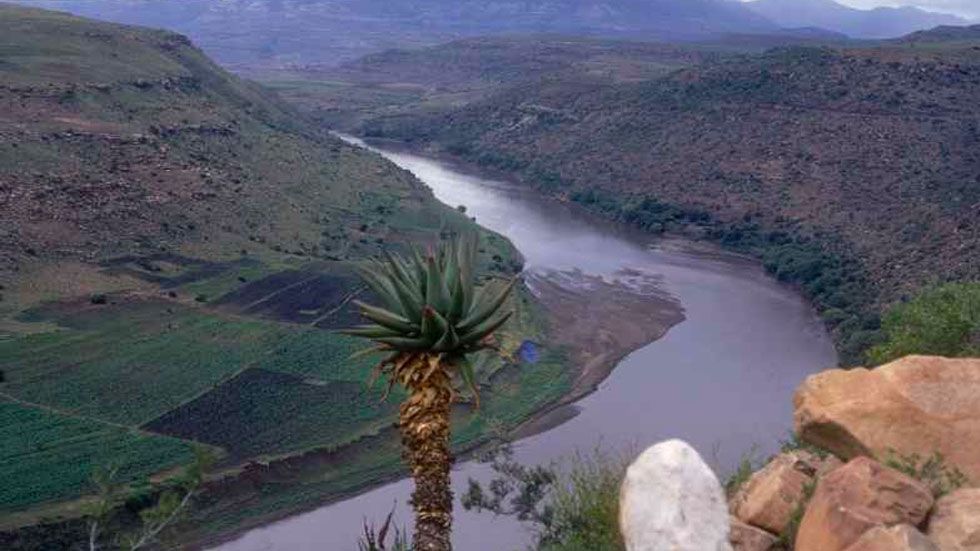 #Video Mueren ocho personas en Lesoto luego de que río arrastrara autobús