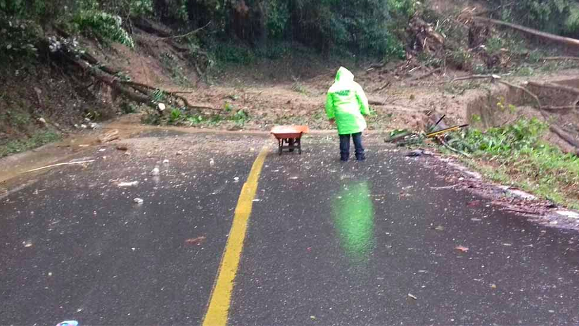 Lluvias provocan cierre de carretera en Oaxaca