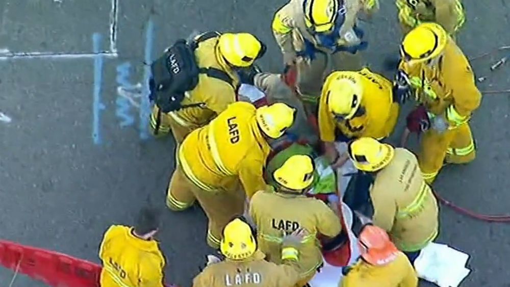 #VIDEO Rescatan de alcantarilla a hombre en Los Ángeles