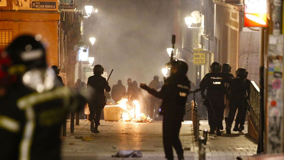 Disturbios en Madrid por muerte de comerciante dejan 10 policías heridos