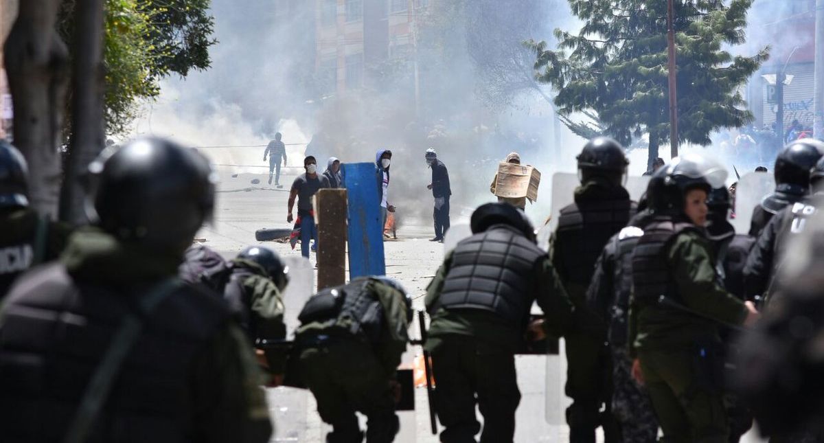 Manifestantes enfrentan a policías en Bolivia por control de hoja de coca