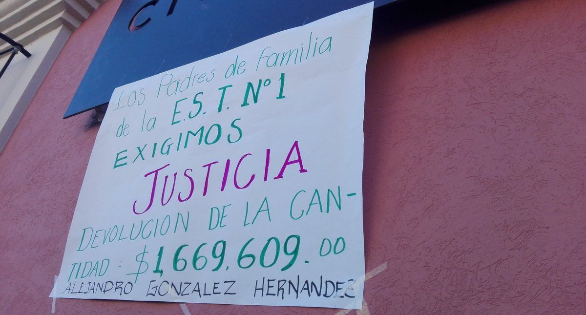 Padres de familia de escuela de Oaxaca exigen aparición de 1.6 mdp