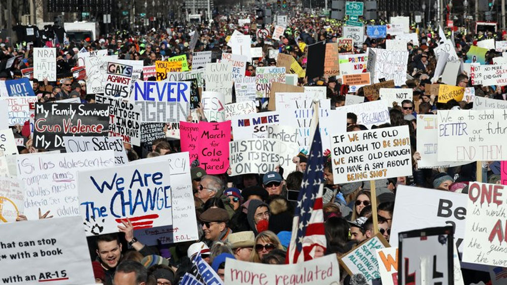 Miles de personas marchan en Washington contra armas de fuego