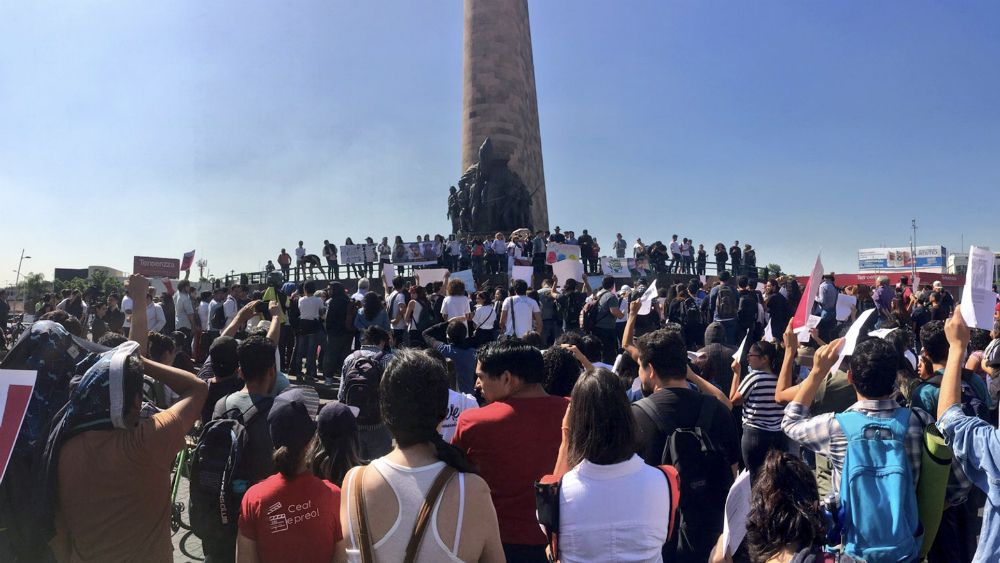 Marchan en Guadalajara para exigir localización de estudiantes desaparecidos
