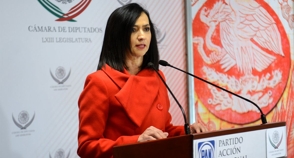 Chofer de diputada deja llaves dentro de vehículo y lo roban