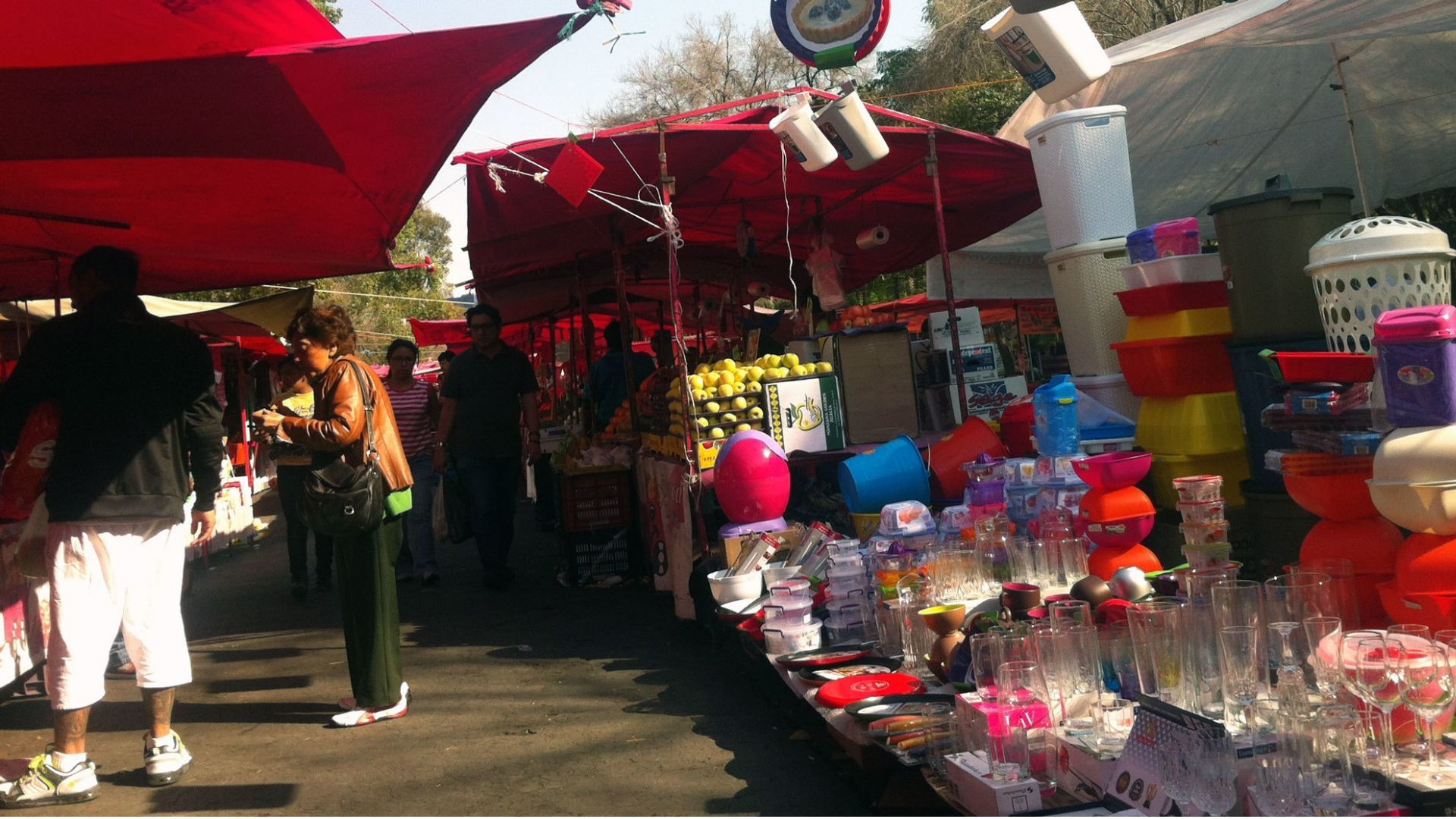 PGR asegura más de 100 mil productos apócrifos en la capital