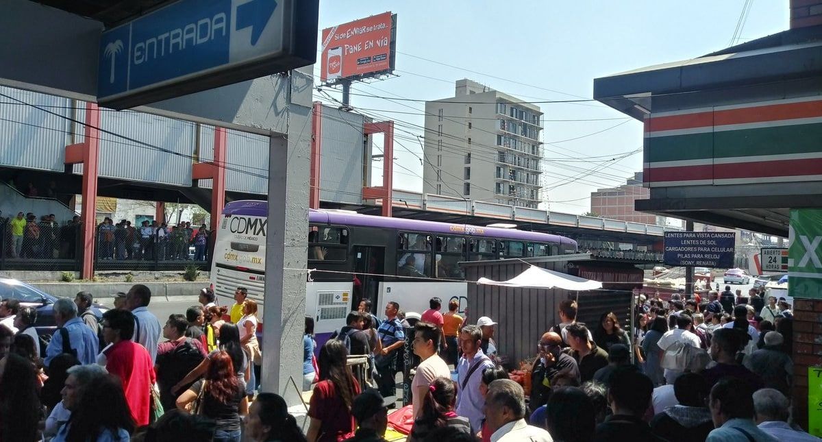 Desalojan estación del Metro Xola por fallas en convoy