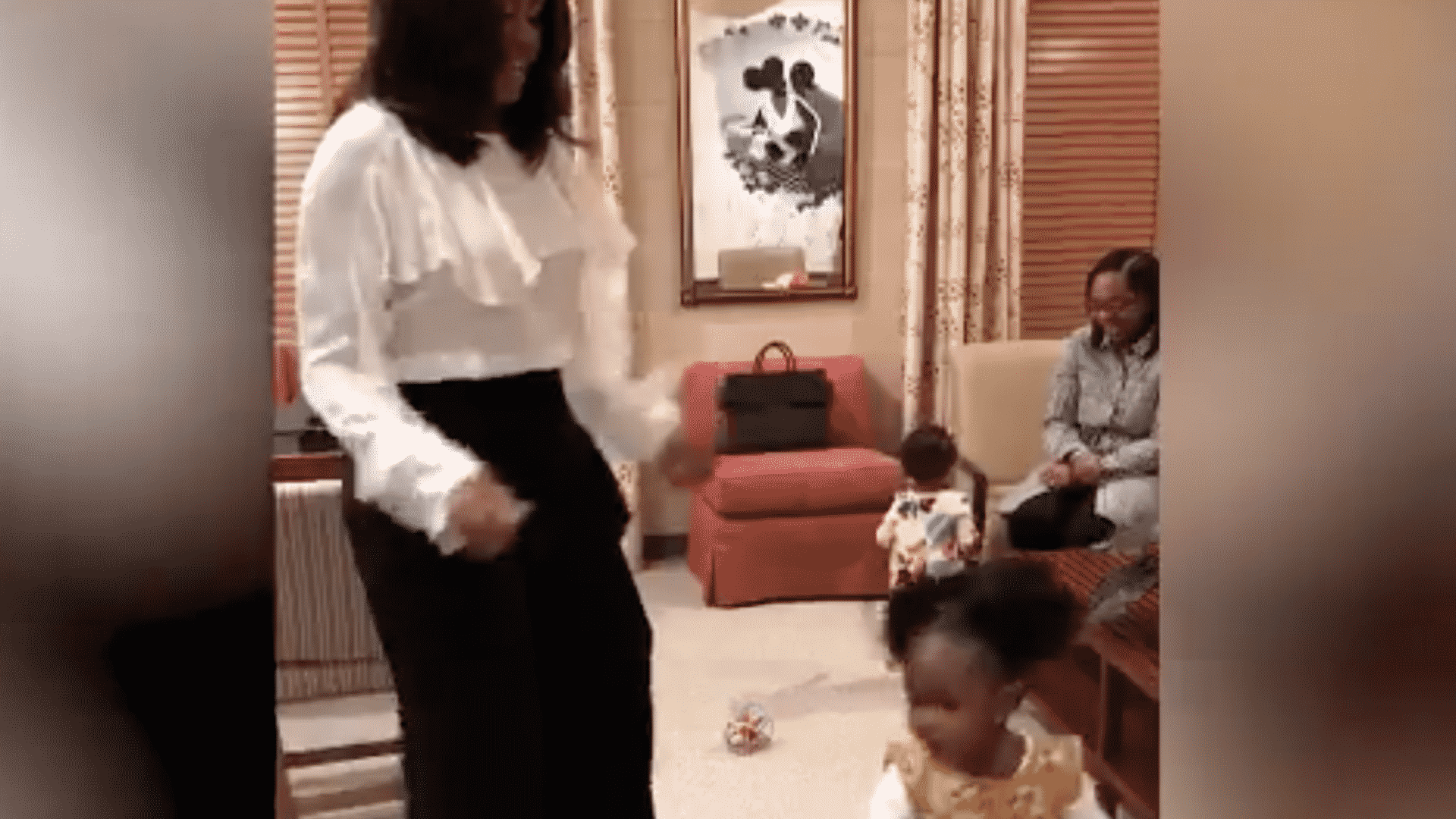 #VIDEO Michelle Obama conoce a niña que observó su retrato