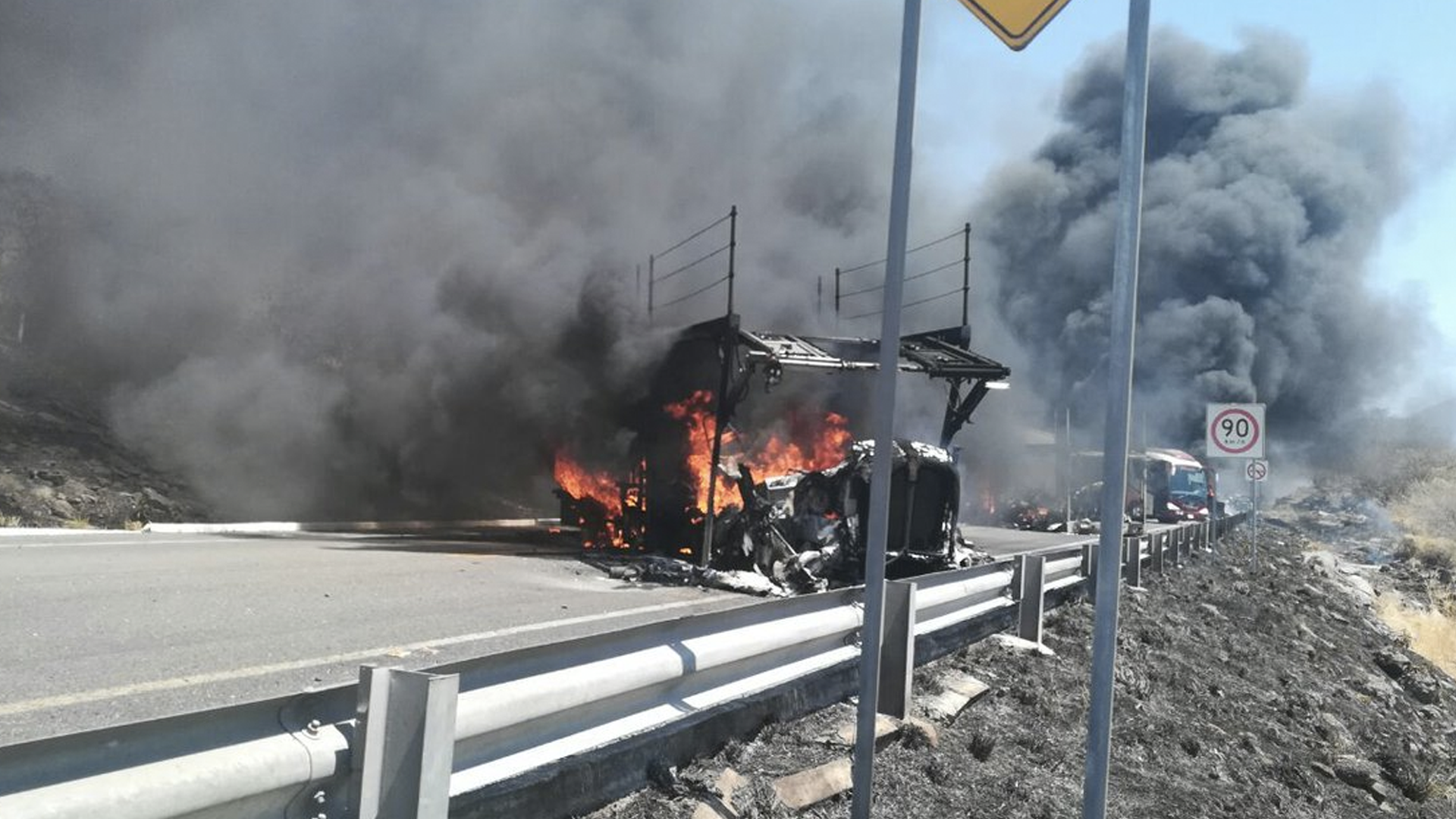 Al menos 22 vehículos quemados y 12 detenidos tras violencia en Michoacán Al menos 22 vehículos quemados y 12 detenidos tras violencia en Michoacán